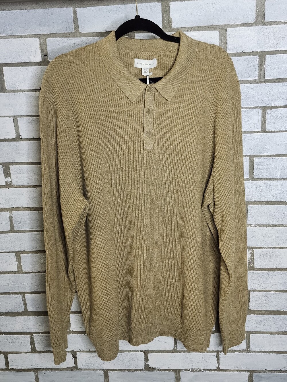 • NWT Free Assembly Men's Long Sleeve Polo Knit Sweater Size 2XL Heather Camel